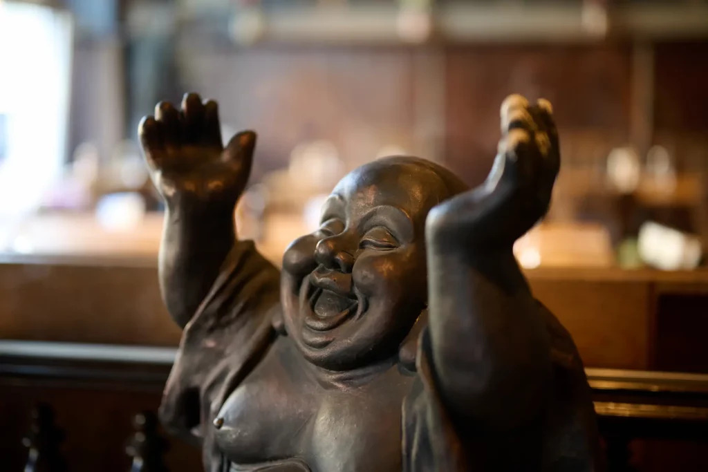 Dekorative Buddha-Figur im warmen Licht des Gasthauses Gutenberg