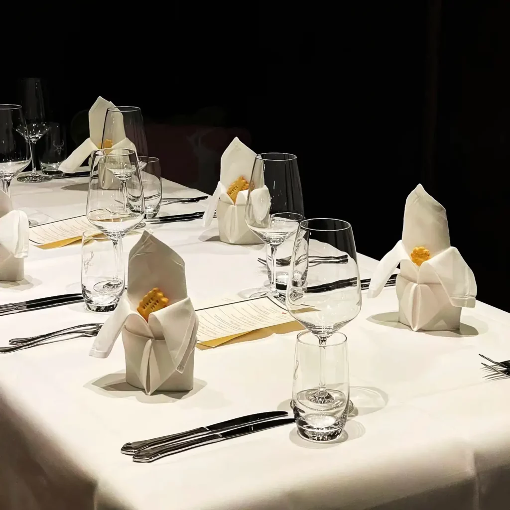 Weiß gedeckter Tisch mit Gläsern und Servietten im Gasthaus Gutenberg