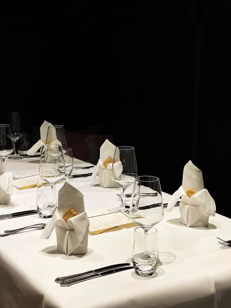 Weiß gedeckter Tisch mit Gläsern und Servietten im Gasthaus Gutenberg
