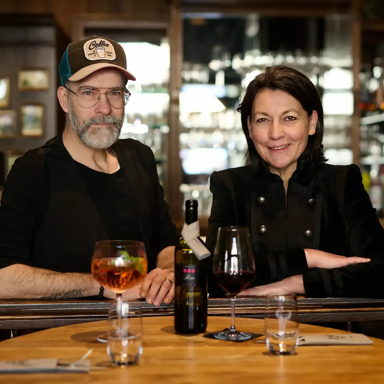 Zwei Personen sitzen mit Getränken im Gasthaus Gutenberg