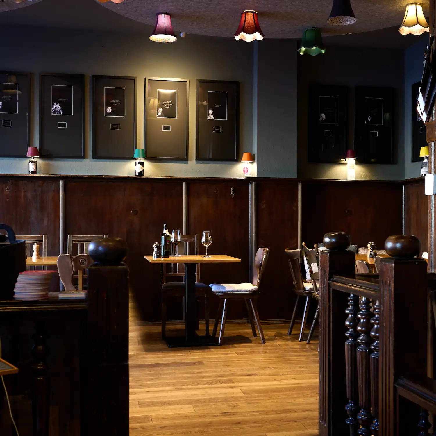 Warm beleuchteter Restaurantbereich mit Tischen und Stühlen im Gasthaus Gutenberg