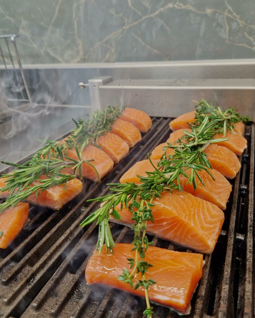 Gegrillte Lachsfilets mit Kräutern auf dem Grill