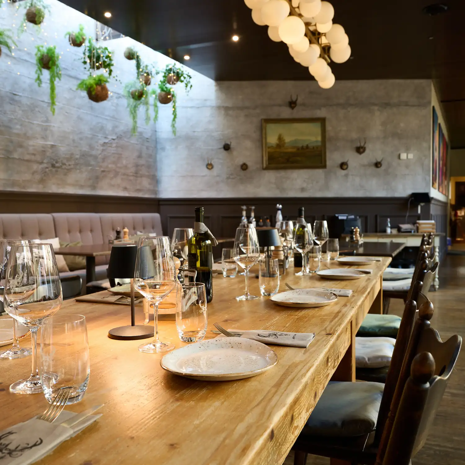 Langer gedeckter Holztisch im Restaurant des Gasthauses Gutenberg