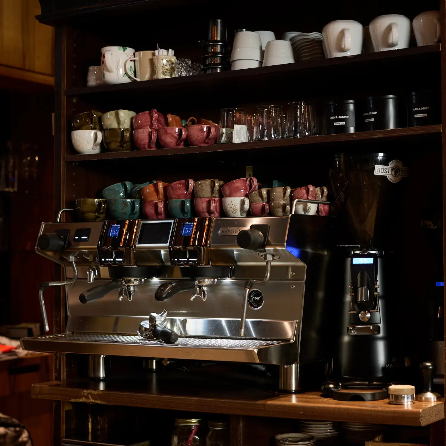 Barbereich mit Kaffeemaschine und Tassen im Gasthaus Gutenberg