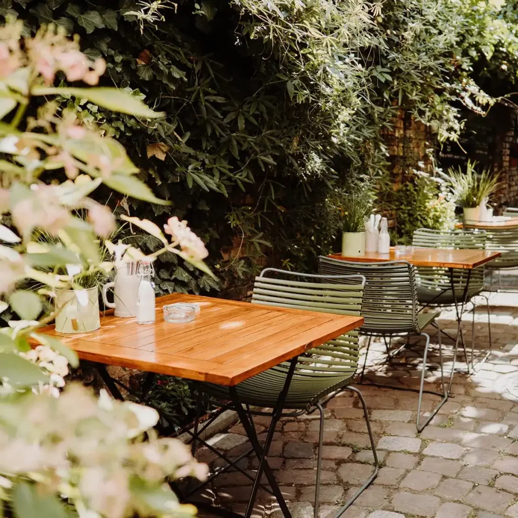 Kleiner Tisch im grünen Biergarten des Gasthauses Gutenberg