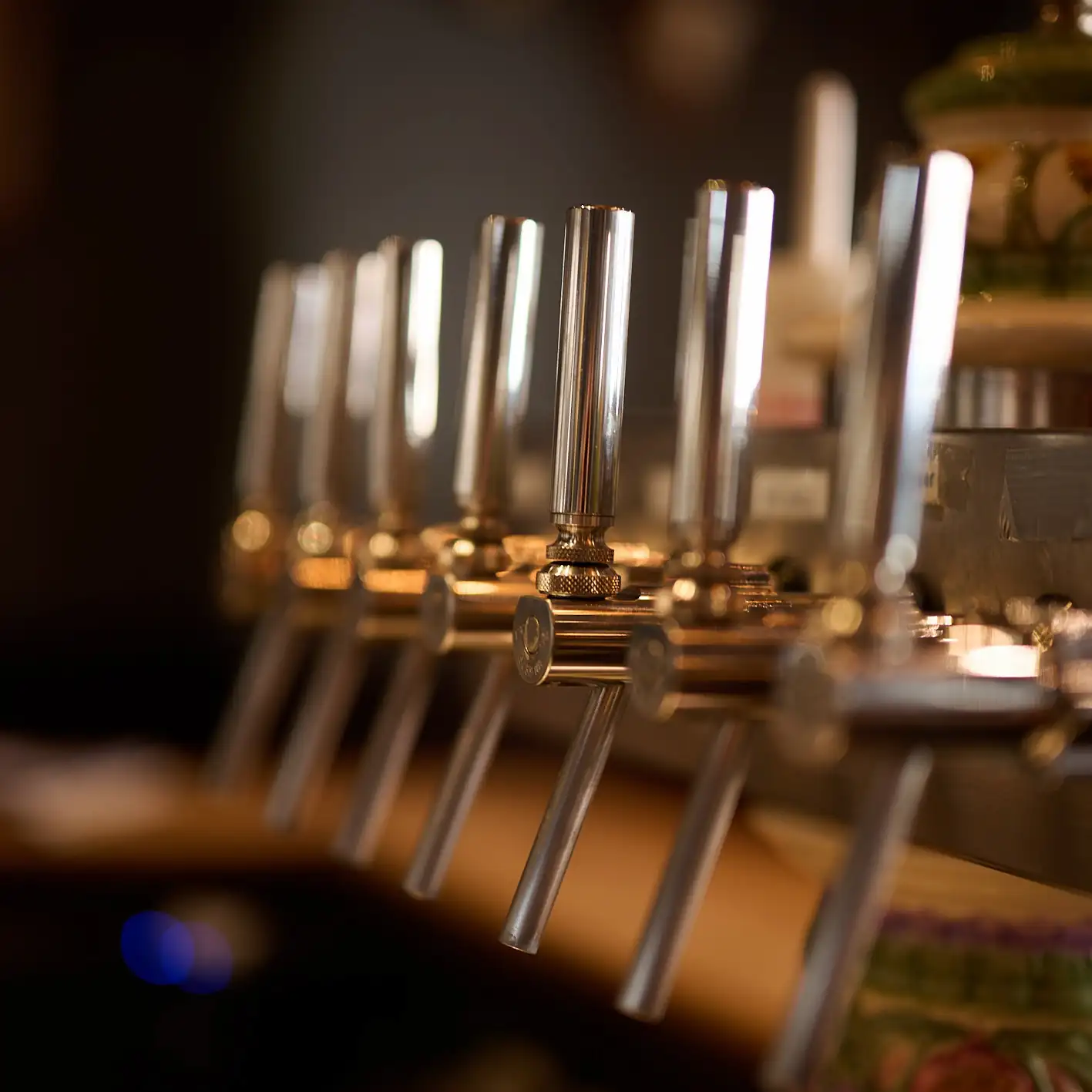 Metallene Zapfhähne an der Bar im Gasthaus Gutenberg
